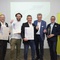 Gewinner ALU-SOMMER für DC3 Tower mit Architektenteam, Bauherrn und Aluminium-Profil-System-Anbieter.
Personen vlnr: Günther Sturm Alukönigstahl, Aluminium-Profilsystem | Felix Reitberger, Greystar Austria, Bauherr | Anton Stifter + Hans Tritremmel + Roland Lehrner, alle Alu Sommer Gewinner des Alufenster-Fassadenpreises2023 | Vinzenz Dreher, Dietrich Untertrifaller Architekten