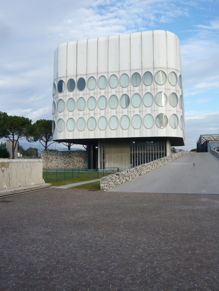 Bürogebäude der Möbelfabrik Snaidero von Angelo Mangiarotti in Manjano bei Udine