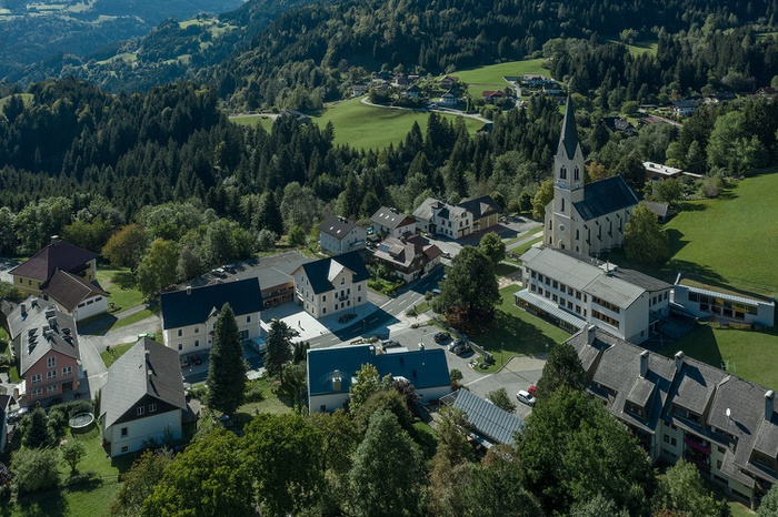 Innovative Erweiterungen oder Umbauten: Die „Neue Ortsmitte Arriach“ (Luftbild) von Hohengasser Wirnsberger Architekten mit Winkler Landschaftsarchitektur wurde mit dem Kärntner Landesbaupreis ausgezeichnet.