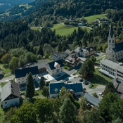 Innovative Erweiterungen oder Umbauten: Die „Neue Ortsmitte Arriach“ (Luftbild) von Hohengasser Wirnsberger Architekten mit Winkler Landschaftsarchitektur wurde mit dem Kärntner Landesbaupreis ausgezeichnet.