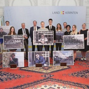 LH Peter Kaiser, Horst Groß (Wissenschaftsverein Ktn.), FH-Prof. Wolfgang Grillitsch, FH-Prof.in Sonja Hohengasser und Raffaela Lackner (GF ArchitekturHaus Ktn.) mit den Studierenden