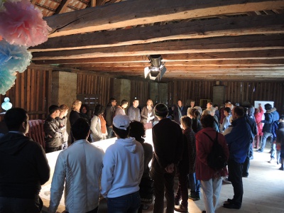 „sinnvoll warten – tua eppas“ im Tonhof – Die Veranstaltung „sinnvoll warten – tua eppas“ begann im Stadel des Tonhofs.