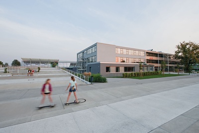 Foto: Sieger ETHOUSE Award 2015 „Öffentliche Bauten“: 
Schul- und Kulturzentrum Feldkirchen an der Donau; 
Architektur: FASCH+FUCHS ZT GmbH; Verarbeitung: Leitner Gebäudedämmung;
Energiekennzahl: 43 kWh/m2a (102 kWh/m2a vor der Sanierung)