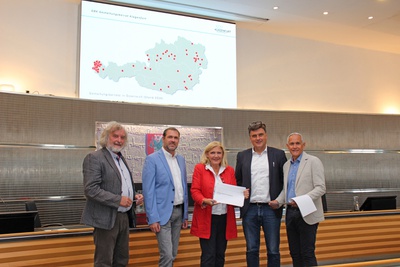 Die Stadträte Frank Frey und Markus Geiger mit Bürgermeisterin Dr. Maria-Luise Mathiaschitz, DI Robert Piechl von der Abteilung Stadtplanung und Vizebürgermeister Jürgen Pfeiler bei der Präsentation des Gestaltungsbeirates.