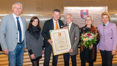 v.l.: Vizebürgermeister Prof. Mag. Alois Dolinar, Stadträtin Mag. Corinna Smrecnik, Bürgermeister Christian Scheider, Dipl.-Ing.Arch. Klaus Holler mit seiner Gattin und Stadträtin Sandra Wassermann.