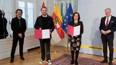 v. l. n. r.: Peter Karpf (Menschenrechtskoordinator), Alexander Hagner (FH-Architekturstudiengang), Andrea Malle Schuler (Ingeborg-Bachmann-Gymnasium, Klagenfurt), Landeshauptmann Peter Kaiser.