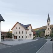 Neue Ortsmitte Arriach (Hohengasser Wirnsberger Architekten) – © Hohengasser Wirnsberger Architekten Neue Ortsmitte Arriach (Hohengasser Wirnsberger Architekten)