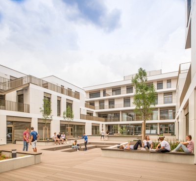 Die neue Schule mit Sportschwerpunkt entstand aus der Transformation einer denkmalgeschützten ehemaligen Kaserne, ergänzt um neue Bauteile. Ein begrünter Innenhof lädt zum Entspannen ein und das moderne Raumkonzept ermöglicht unterschiedliche Unterrichtsformen, wobei Schüler*innen und Pädagog*innen eng zusammenarbeiten und kurze Wege die Kommunikation erleichtern.