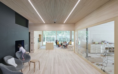 Der kompakte neue Kindergarten nimmt mit seiner Holzfassade Bezug zur Umgebung. Das offene Konzept bietet den Kindern und ihren Betreuer*innen vielfältige Entfaltungs- und Nutzungsoptionen. Die Architektur unterstützt die pädagogischen Intentionen und schafft mit ihrer Offenheit unterschiedliche Bereiche und Stimmungen.