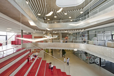 Mit der Transformation und Erweiterung von bestehenden Objekten entstand ein schlüssiges neues Ensemble, das dem Ort Identität verleiht. Unterschiedliche Funktionen finden nun Platz: Volks- und Mittelschule, eine Musikschule und Raum für Veranstaltungen. Herzstück ist die großzügige, helle und freundliche Aula, die zum Verweilen einlädt und für unterschiedliche Aktivitäten genützt werden kann.