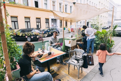 Stadtraum als Lebensraum zurückerobern: Die Stadt Wien und die Initiative Lokale Agenda 21 Wien unterstützen Projekte aus der Bevölkerung, Freiräume neu zu nutzen und zu bespielen.