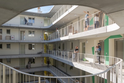 AT-Touren führen mit der ÖGFA auch zur gemeinschaftlich entwickelten HausWirtschaft im Nordbahnviertel in Wien - Arbeiten und Wohnen unter einem Dach statt, Gewerbeflächen und Gemeinschaftsräume werden geteilt.