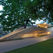 Im Innsbrucker Walther-Park entstand im Rahmen der "Architekturtage 2008" eine 52 m lange, begehbare und vielfältig nutzbare Plattform. – Bildnachweis: Hanno Mackowitz