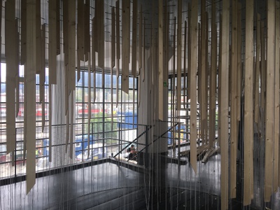 Aufbau der Installation "Viel TamTam um Nichts" im aut