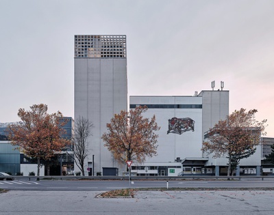 Auszeichnung des Landes Tirol für Neues Bauen 2022: Gutmann Pelletsspeicher, Transformation, Hall in Tirol, 2018 – 2020 (Architektur: obermoser + partner architekten, Hanno Schlögl (†))