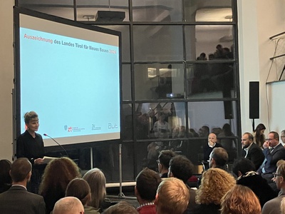 Begrüßung und Einführung durch Melanie Wiener (Stv. Leiterin der Kulturabteilung des Landes Tirol)