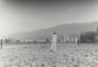 Georg Decristel, das weggehen vom wasser der sill, Aktion am Sillufer in Innsbruck, 1977 – © Tiroler Landesmuseum Ferdinandeum Georg Decristel, das weggehen vom wasser der sill, Aktion am Sillufer in Innsbruck, 1977