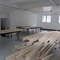Ausstellungsaufbau - Tag 1: Das Holz ist angeliefert worden, es wird wieder gesägt, gebohrt und geschraubt.