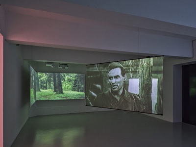 Blick in die Ausstellung "Steine zwischen den Fronten" im aut – © Günter Richard Wett Blick in die Ausstellung "Steine zwischen den Fronten" im aut