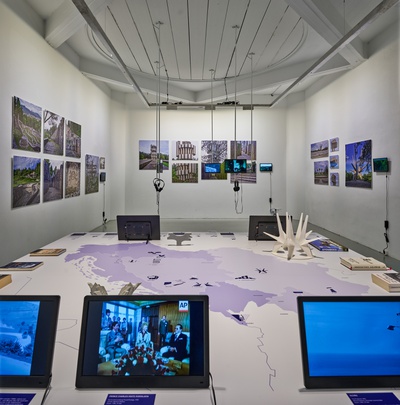 Blick in die Ausstellung "Steine zwischen den Fronten" im aut