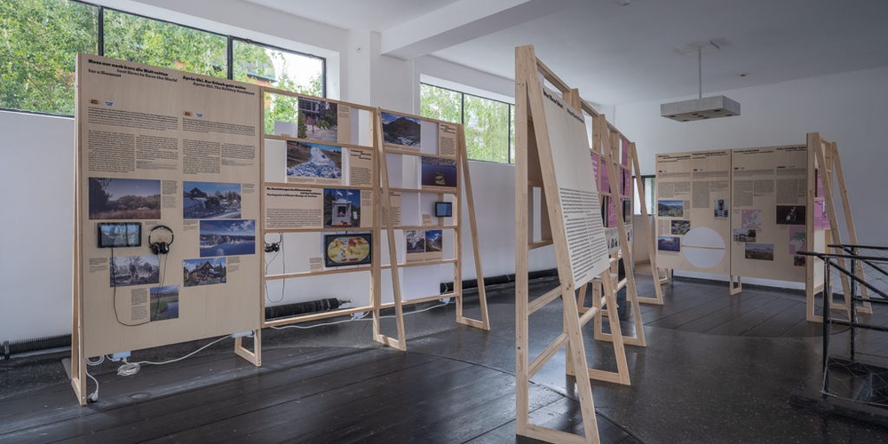 Blick in die Ausstellung "Über Tourismus" im aut