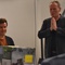 Elias Walch (aktueller Obmann des aut) und Helmut Reitter (Gründungsobmann des damaligen Architekturforum Tirol) gratulieren Arno Ritter zum 30-jährigen Dienstjubiläum