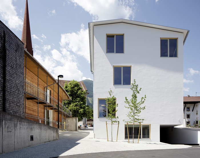 Auszeichnung des Landes Tirol für Neues Bauen 2014: Haus für Kinder und Dorfplatz, Inzing, 2012 – 2014 (Architektur: Martin Scharfetter, Robert Rier)