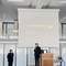 Wolfgang Sitka bei der Begrüßung und Eröffnung der Ausstellung "Architekturpreis Land Salzburg 2024" in der Aula der HLT Saalfelden.