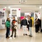 Besucher*innen bei der Ausstellungseröffnung am 22. Mai 2025