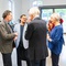Roman Höllbacher (Initiative Architektur) und Kurator Matthias Weiß (Uni Salzburg) im Gespräch mit Besucher*innen bei der Ausstellungseröffnung.