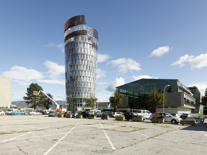 Science Tower - Graz, im Hintergrund die Helmut-List-Halle