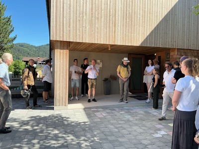 Kindergartenleiterin Melanie Pichler zeigt gemeinsam mit Bürgermeister Thomas Oberreiter das Haus der elementaren Bildung in Reitdorf, geplant von LP architektur.