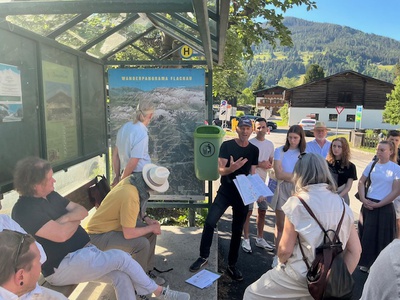 Theo Deutinger stellt das neue Leitbild zur Mobilität & Verkehrsberuhigung in Flachau vor.