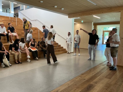 Durch die Volksschule Flachau führen Direktorin Astrid Buchsteiner und Architekt Karl Thalmeier.