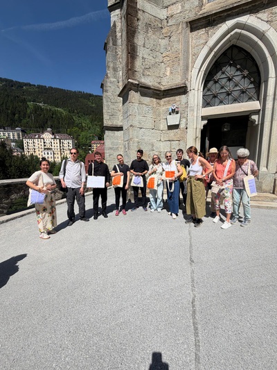 Im Bild: Maximilian Greinwald mit den Teilnehmenden der Führung zum Thermalwasserverteilsystem von Bad Gastein