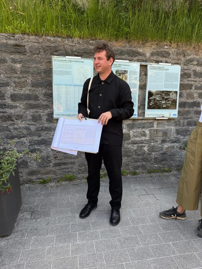 Maximilian Greinwald zeigt den Weg des Heilwassers und die konstruktiven und technischen Besonderheiten des Leitungsnetzes in Bad Gastein auf.