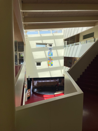 Offene Aula mit Theaterbühne der Volksschule Thalgau (Forsthuber & Martinek Architekten)