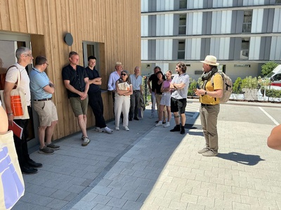 Beim Zwischenstopp in St. Johann zeigen Architekt Andreas Henter und Bautechniker Erich Rieser das Multifunktionszentrum mikado.