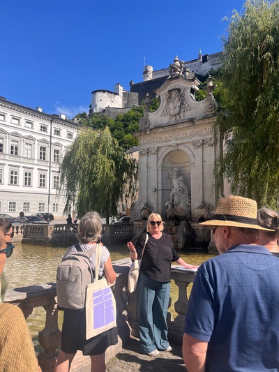 Austria Guide Gabi Freischlager führt zur historischen Infrastrukturanlagen der Altstadt Salzburgs.