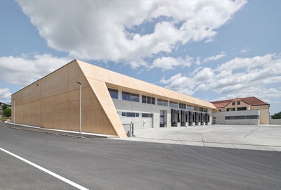 ORTE visite winzer krems loessfarbene betonfassade - teil der landschaft_ krammer