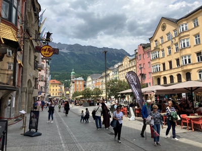 ORTE_ Stadt Gespraech St Poelten_ Innsbruck Maria-Theresien-Straße belebtes Stadtzentrum