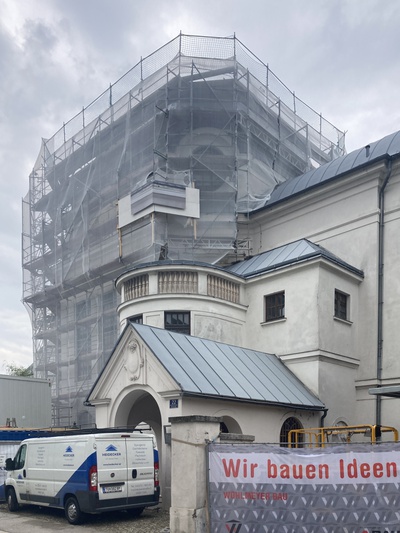 Ehemalige Synagoge St. Pölten während der Sanierung mit Fassadenattrappe und Mauerseglernistkasten