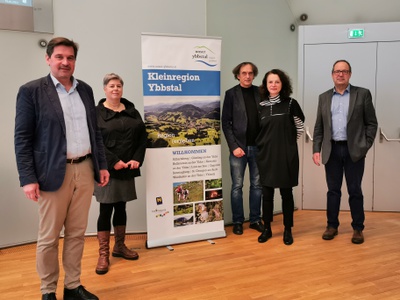(v.l.n.r.) Bgm. Mag. Werner Krammer (Waidhofen an der Ybbs, Kleinregionssprecher), Franziska Leeb (ORTE Architekturnetzwerk NÖ), Architekt DI Ernst Beneder, Mag. Heidrun Schlögl (ORTE Architekturnetzwerk NÖ), Bgm. Dr. Benedikt Erhard (Lans, Tirol) – © NÖ.Regional/Kühr (v.l.n.r.) Bgm. Mag. Werner Krammer (Waidhofen an der Ybbs, Kleinregionssprecher), Franziska Leeb (ORTE Architekturnetzwerk NÖ), Architekt DI Ernst Beneder, Mag. Heidrun Schlögl (ORTE Architekturnetzwerk NÖ), Bgm. Dr. Benedikt Erhard (Lans, Tirol)