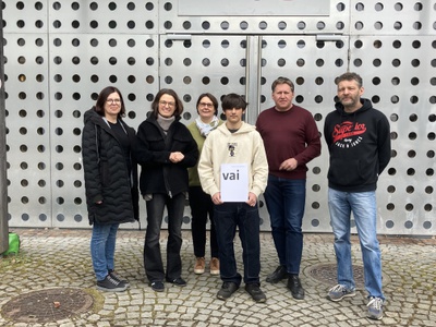 Foto v.l.nr.:
Carmen Schrötter-Lenzi, Sektionsvorständin der Architekt:innen, ZT Kammer West, Verena Konrad, vai Vorarlberger Architektur Institut, Andrea Dür, Lehrerin Druckvorstufentechnik, Landesberufsschule 2, Bregenz, Joel Bargetz, Berufsschüler der LBS Bregenz 2 und Lehrling bei BMW Unterberger, Dornbirn, Markus Nesensohn, Direktor der Landesberufsschule Bregenz 2, Nico Freystein, Ausbildner Foto v.l.nr.:
Carmen Schrötter-Lenzi, Sektionsvorständin der Architekt:innen, ZT Kammer West, Verena Konrad, vai Vorarlberger Architektur Institut, Andrea Dür, Lehrerin Druckvorstufentechnik, Landesberufsschule 2, Bregenz, Joel Bargetz, Berufsschüler der LBS Bregenz 2 und Lehrling bei BMW Unterberger, Dornbirn, Markus Nesensohn, Direktor der Landesberufsschule Bregenz 2, Nico Freystein, Ausbildner