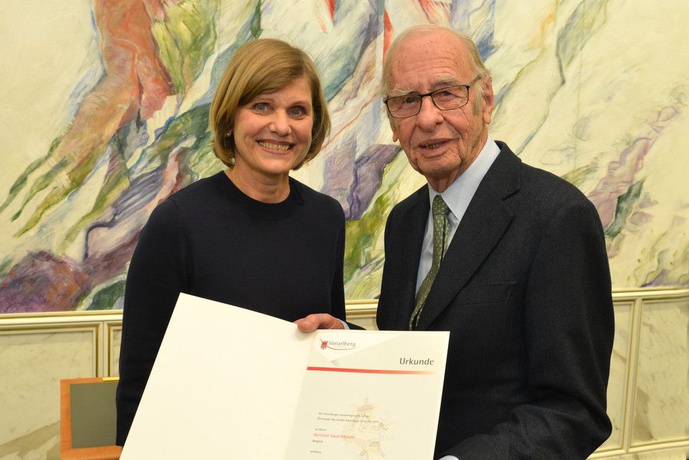 Jakob Albrecht mit Landesrätin Barbara Schöbi-Fink – © Foto: Neue Jakob Albrecht mit Landesrätin Barbara Schöbi-Fink