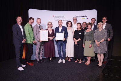 Verleihung am 24. Juni 2024: Klimaschutzministerin Leonore Gewessler, Juryvorsitzender Matthias Hein, Bürgermeister der Stadt Hohenems Dieter Egger, Bernd Federspiel, Markus Schadenbauer (Schadenbauer Projekt- und Quartierentwicklungs GmbH), Jessica Schadenbauer, Judith Wellmann, Clemens Plank, Alexandra Schmid, Eva Lopez, Markus Malin, Ulrike Fenkart, Joachim Wohlgenannt – © Foto: klimaaktiv Verleihung am 24. Juni 2024: Klimaschutzministerin Leonore Gewessler, Juryvorsitzender Matthias Hein, Bürgermeister der Stadt Hohenems Dieter Egger, Bernd Federspiel, Markus Schadenbauer (Schadenbauer Projekt- und Quartierentwicklungs GmbH), Jessica Schadenbauer, Judith Wellmann, Clemens Plank, Alexandra Schmid, Eva Lopez, Markus Malin, Ulrike Fenkart, Joachim Wohlgenannt