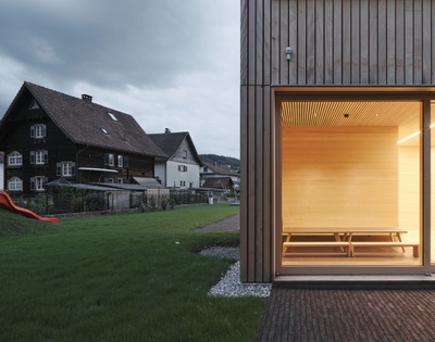 Matthias Hein, Kinderhaus, Kennelbach, 2017–2019
Der markante Holzbau des Kinderhauses in ländlicher Umgebung