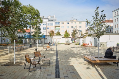 Johann-Nepomuk-Vogl-Platz in Wien mit Schwammstadtbäumen
