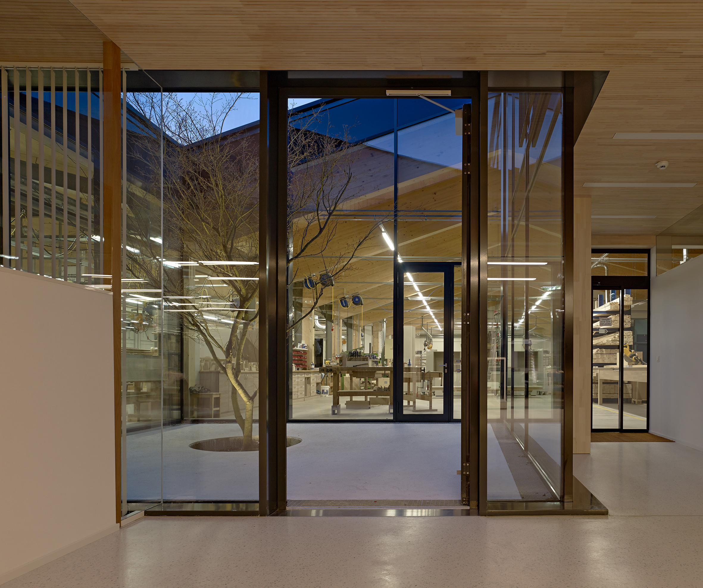 T_Tischlerei Forcher_bild-6von16_006_forcher_2019_innenhof-foyer.jpg.jpg