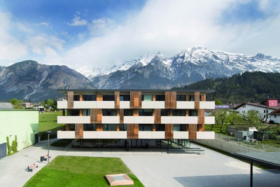 Tirol - Mils
Dorfkernrevitalisierung Mils
Bauherr_in: Gemeindebetriebe Mils GmbH
Architektur: DIN A4 Architektur ZT GmbH, Innsbruck
Freiraumplanung: Hollaus Außenanlagen und Bau GmbH, Innsbruck